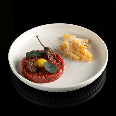 Тартар из говядины с картофелем фри и пармезаном в Западный сад ! по цене 850 ₽