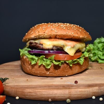 Бургер Фирменный говяжий в Mr. Grill по цене 680 ₽