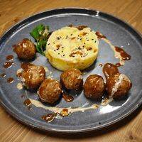 Фрикадельки в соусе демиглас с картофельным пюре в ATLAS BY CUISINE