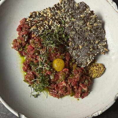 Тартар из говядины с безглютеновыми чипсами в Вино и булки по цене 850 ₽