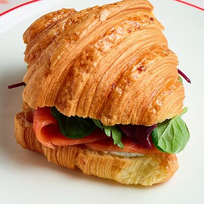 Круассан с лососем в Лицей по цене 1190 ₽