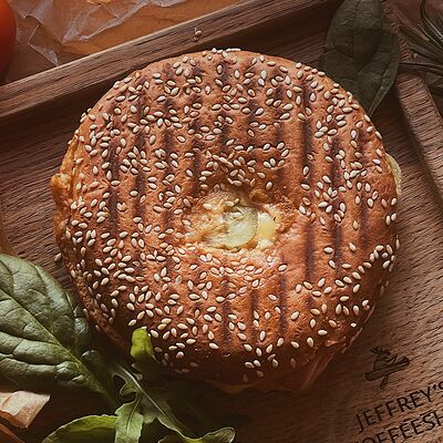 Бейгл с ветчиной, сыром и итальянским соусомв Jeffreys coffee shop по цене 329 ₽