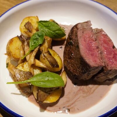 Филе миньон с вешенками и бейби картофелем в Befana Italiana по цене 2250 ₽