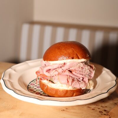 Бриошь бургер с мортаделлой, пармезановым паштетом и песто в Луи по цене 850 ₽