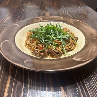 Удон с говядиной в соусе терияки в Бардак Бар по цене 610 ₽