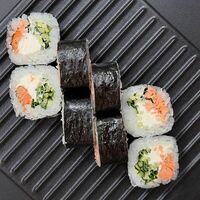Ролл с жареным лососем в Моремания Food