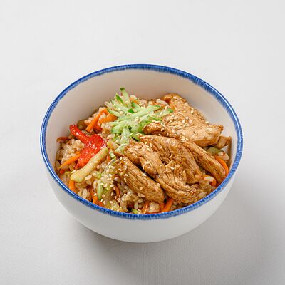 Курица Wok с рисом в NYUSURI корейская кухня по цене 475 ₽