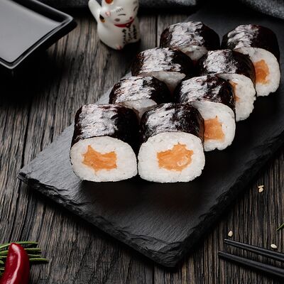 Ролл Маки лосось в Кухня МОМО по цене 399 ₽
