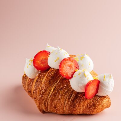 Круассан клубника-лемончелло в Кондитерская пекарня Варвара и Jerome по цене 298 ₽
