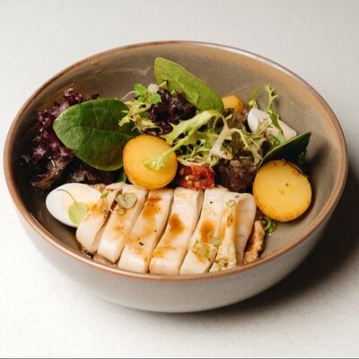 Салат с кальмаром на гриле и кремом из баклажанов в Ангария по цене 777 ₽