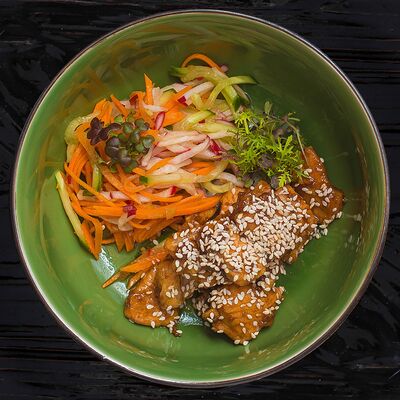 Обжаренные кусочки филе семги с соево-чесночным соусом и салат с азиатской заправкой в Длинный нос по цене 880 ₽