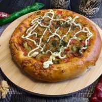 Пицца с ветчиной и овощами в Грузинская пекарня