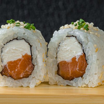 Ролл из лосося с сыром Филадельфия и луком в Yellowfin by Bluefin по цене 810 ₽