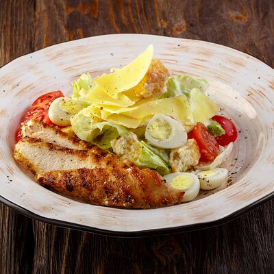 Салат Цезарь с курицей в У Ханумы по цене 570 ₽