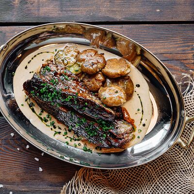 Рёбра быка с соусом и молодым картофелем в BarVilla по цене 10090 ₸