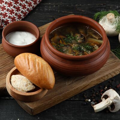 Грибной суп с булочкой и селедочным масломв Славянский базаръ по цене 450 ₽