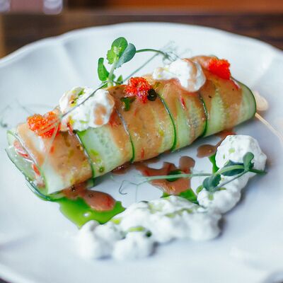 Салат с камчатским крабом под соусом личи в Макадамия по цене 1100 ₽