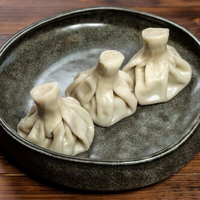 Хинкали с бараниной и острым перцем в Трактир Колесо по цене 396 ₽