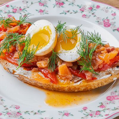 Брускетта с лососем и запеченным перцем в Blackberry по цене 492 ₽