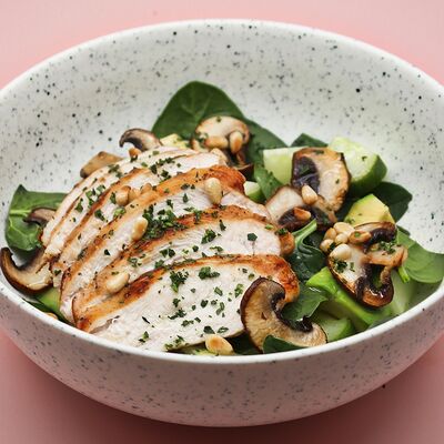 Зеленый салат с курицей и шампиньонамив Еще одна кондитерская Академик по цене 740 ₽