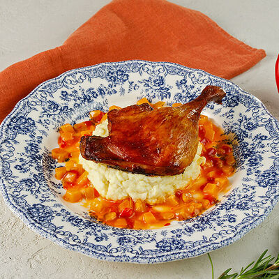 Утиная ножка конфи с персиковым чатни и пюре из корня сельдерея в МИЛТИ по цене 430 ₽