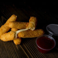 Сырные палочки с брусничным соусом в Happy burger day