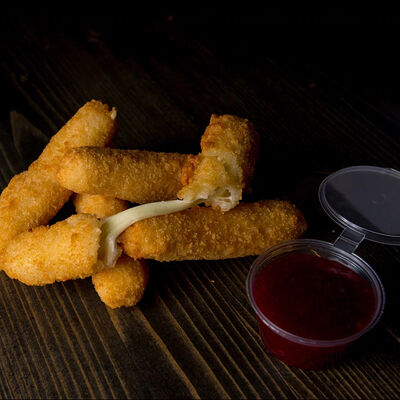 Сырные палочки с брусничным соусом в Happy burger day по цене 380 ₽