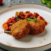 Хрустящие мясные биточки с овощами в кисло-сладком соусев Терракотта
