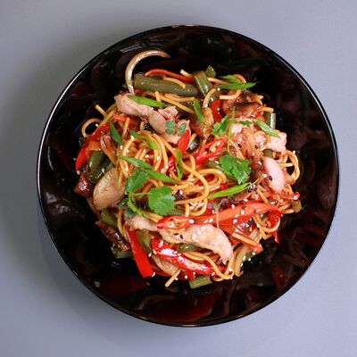 Яичная лапша с курицей терияки в Брют ли по цене 475 ₽