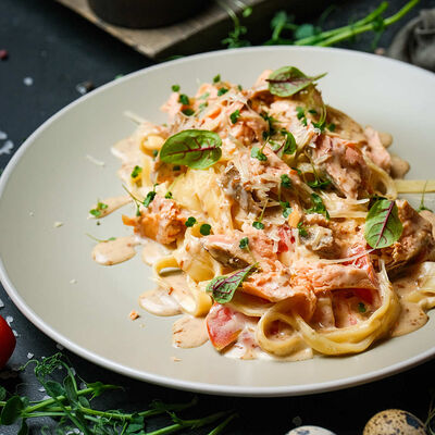 Паста с подкопчённым лососем в КРЫЛЬЯ ПАБ по цене 860 ₽