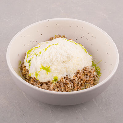 Греча с яйцом пашот и пармезаном в Мечтатели по цене 345 ₽