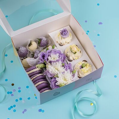 Капкейки с клубникой и макаронсами Лавандовый рай в Пышно Расцвели по цене 3900 ₽