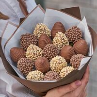 Ореховый брауни в SweetGift клубника в шоколаде