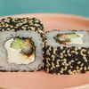 Ролл Калифорния с угрем в Sushi Street по цене 529