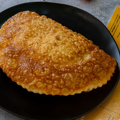 Чебурек Клубника и сливочный сыр в Чебуреки на Чайковского по цене 220 ₽