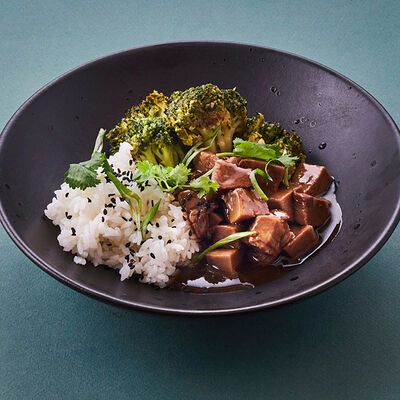 Говяжий язык с брокколи и рисом в Нектарин по цене 740 ₽