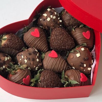 Клубника в шоколаде Красное сердцев Fujibox по цене 3500 ₽