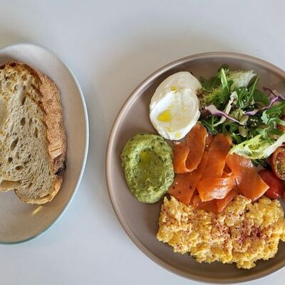 Фирменный завтрак с лососем в Шаверма и Пельмень по цене 3790 ₽