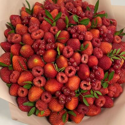 Клубнично-малиновый букет в Buketonline - Съедобные букеты и клубника в шоколаде по цене 8580 ₽