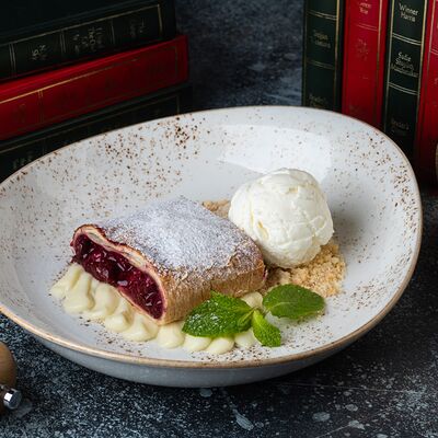 Штрудель вишневый в McKey Pub & Restauraunt по цене 450 ₽