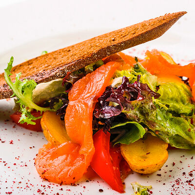 Салат со слабосоленой семгой в Goodman по цене 250