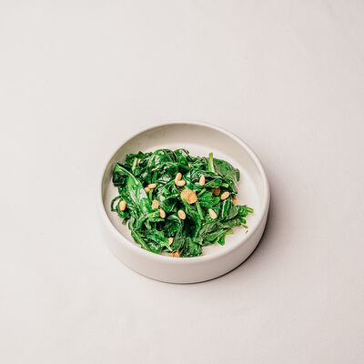 Шпинат с кедровыми орехами в Клёво по цене 650 ₽