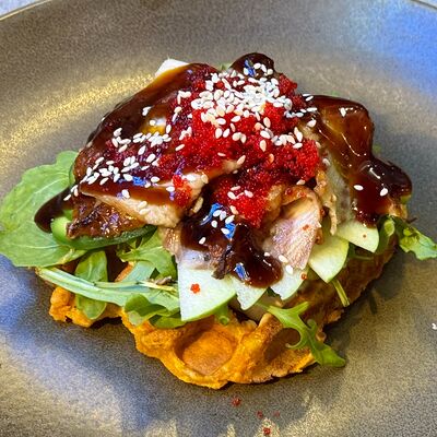 Вафля с угрем, авокадо и яблоком в Moonlight Cafe по цене 990 ₽