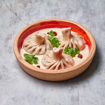 Хинкали с цыплёнком, белыми грибами и моцареллой в соусе шкмерули в Мамука по цене 630 ₽