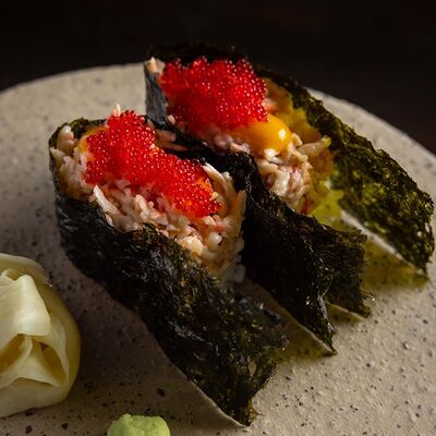 Суши с камчатским крабом и соусом ахи в KOJI по цене 1090 ₽