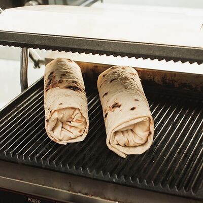 Шаурма Maxi Гигант с курицей в Кухня на углях по цене 525 ₽