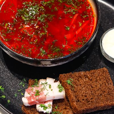 Борщ с говядиной, гренками и салом в Bun по цене 490 ₽