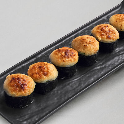 Запеченный ролл с лососем и сырным соусом в Gaijin по цене 930 ₽