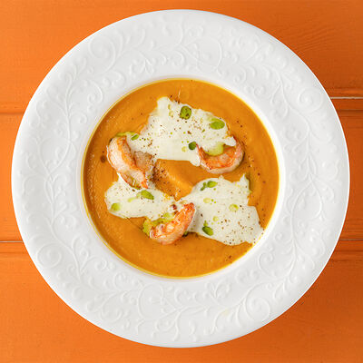 Тыквенный крем-суп с креветками и страчателлой в Сорренто by Novikov по цене 830 ₽