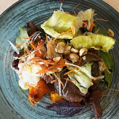 Теплый салат с говядиной и печеной тыквой в Bucho по цене 650 ₽